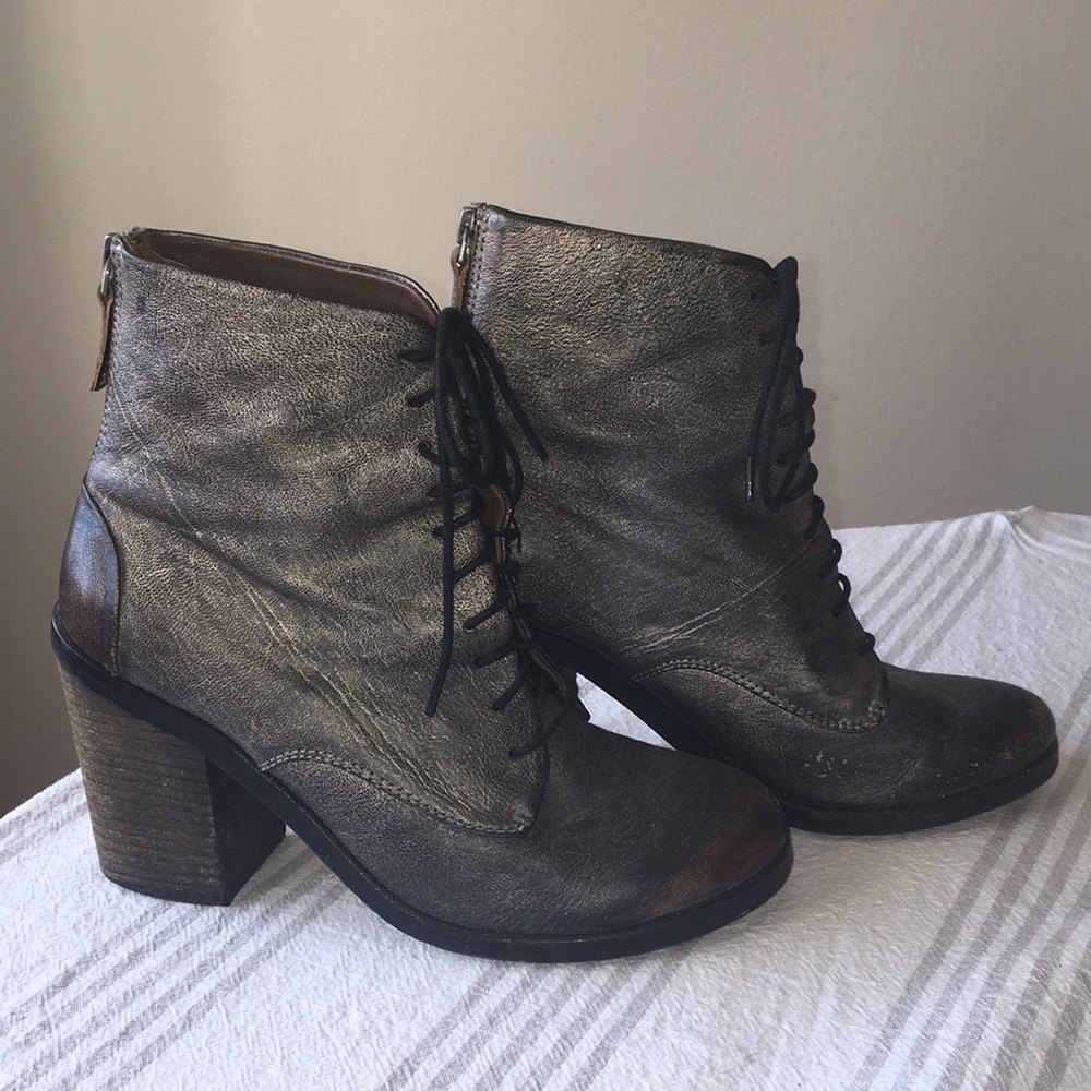 Woman’s Bacio 61 boots